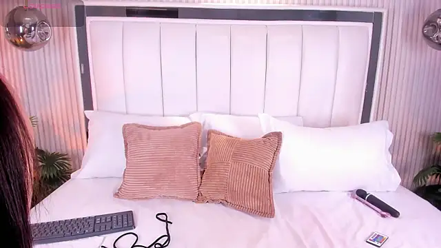 FiorelaSton online show from April 19, 2026, 4:13 am