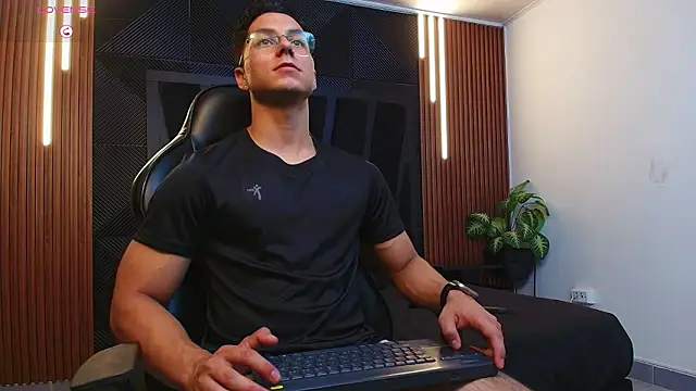 Snapshot of Noah_Clarkk chatting on February 10, 2026, 11:37 pm Noah Clarkk online show from February 10, 2026, 11:37 pm