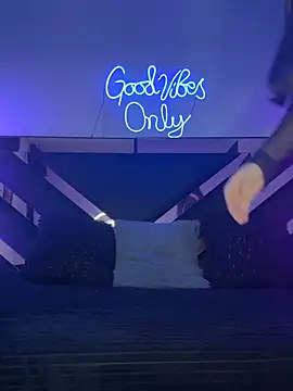 cristalcott online show from December 21, 2025, 11:05 pm