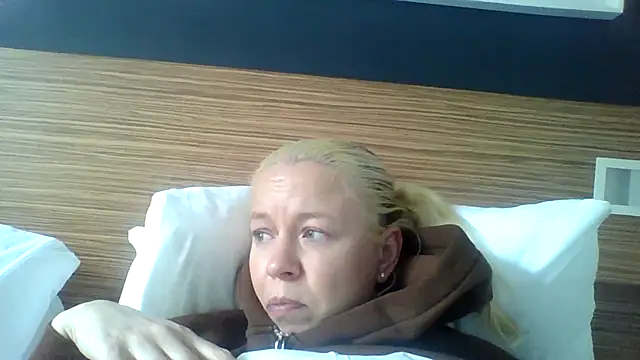 Snapshot of jennyblondeuk chatting on April 10, 2026, 4:25 pm jennyblondeuk online show from April 10, 2026, 4:25 pm