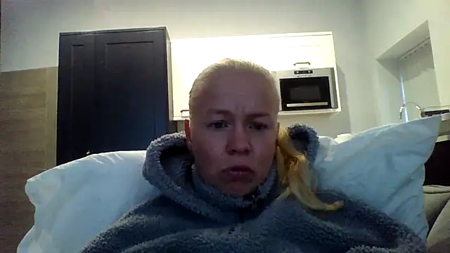 Snapshot of jennyblondeuk chatting on April 2, 2026, 5:30 pm jennyblondeuk online show from April 2, 2026, 5:30 pm