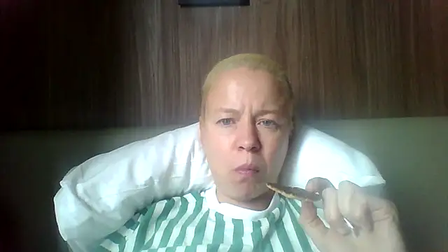 Snapshot of jennyblondeuk chatting on April 12, 2026, 2:09 pm jennyblondeuk online show from April 12, 2026, 2:09 pm
