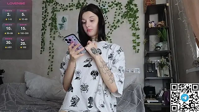 LeonaHinnes online show from April 17, 2026, 11:02 am