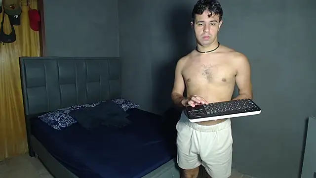 MAXIMILAINO-XXX online show from May 8, 2026, 11:52 pm