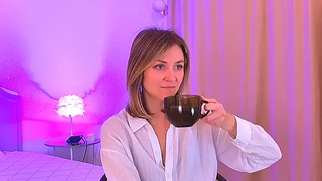 Snapshot of EmeraldGlow chatting on February 9, 2026, 2:37 pm EmeraldGlow online show from February 9, 2026, 2:37 pm