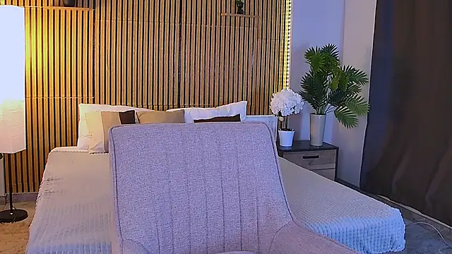 EmeraldGlow online show from April 18, 2026, 7:07 pm