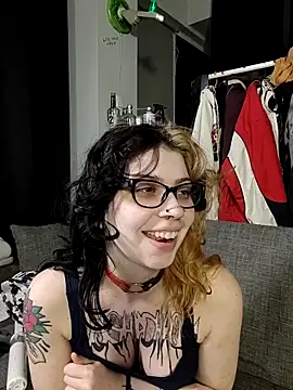 Snapshot of whatevaandissues chatting on April 13, 2026, 12:03 am whatevaandissues online show from April 13, 2026, 12:03 am
