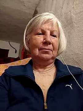 KlaudiaDarling online show from April 18, 2026, 8:09 pm