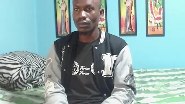 Snapshot of miltonjjakee chatting on December 23, 2025, 2:33 am miltonjjakee online show from December 23, 2025, 2:33 am