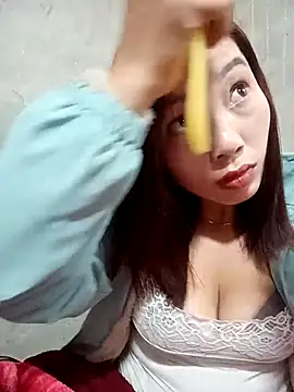 yeutinh00 online show from February 12, 2026, 6:13 am