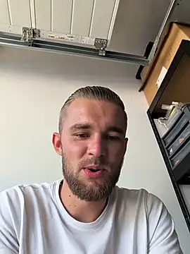 Snapshot of Benjamiinlt chatting on August 1, 2026, 3:43 pm Benjamiinlt online show from August 1, 2026, 3:43 pm
