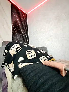 Isis Hot   online show from April 9, 2026, 12:00 pm