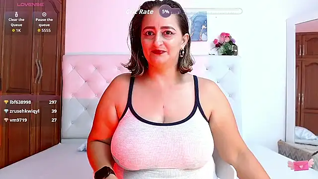 queendesiree  online show from January 5, 2026, 7:39 pm