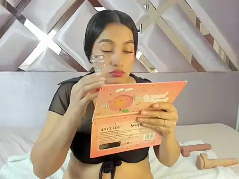 MiaKleinX online show from April 8, 2026, 11:17 pm