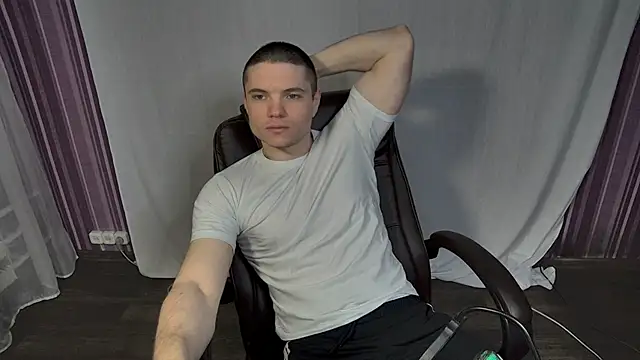 Snapshot of LoveMike1 chatting on April 14, 2026, 4:56 pm LoveMike1 online show from April 14, 2026, 4:56 pm