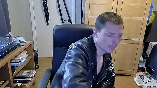 Snapshot of AurinSky chatting on June 9, 2026, 10:44 pm AurinSky online show from June 9, 2026, 10:44 pm