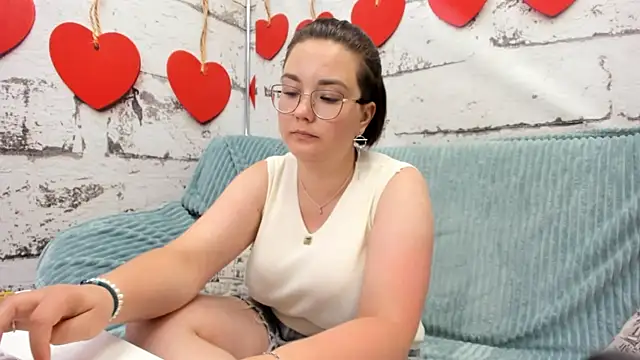 Snapshot of Sweetie_Rozzy chatting on June 5, 2026, 1:32 am Sweetie Rozzy online show from June 5, 2026, 1:32 am