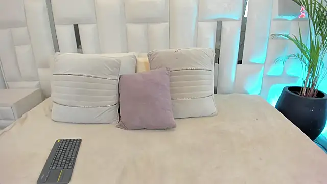 iim Cloe online show from March 20, 2026, 8:43 pm