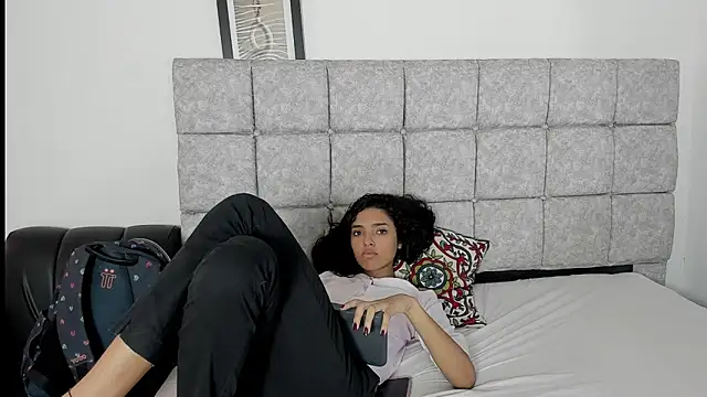 hazel slim online show from February 10, 2026, 3:33 pm