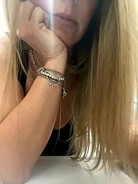 Snapshot of Kikkarella123 chatting on January 9, 2026, 9:44 pm Kikkarella123 online show from January 9, 2026, 9:44 pm