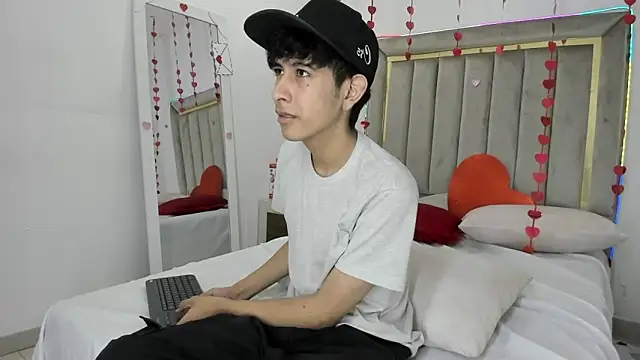 julian xx online show from February 18, 2026, 7:54 pm