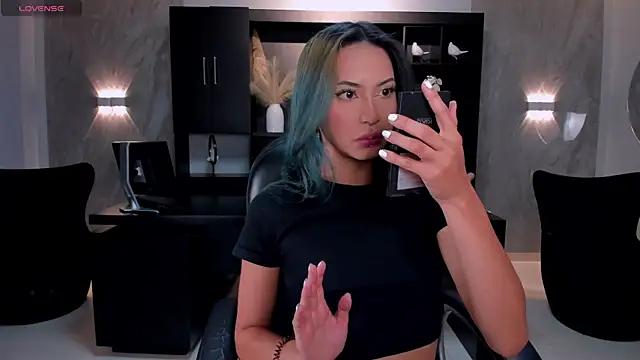 KayraLanne online show from April 12, 2026, 3:43 am