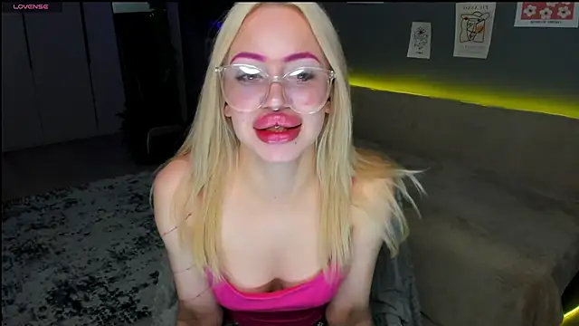 Luna Beverly online show from March 4, 2026, 8:27 pm