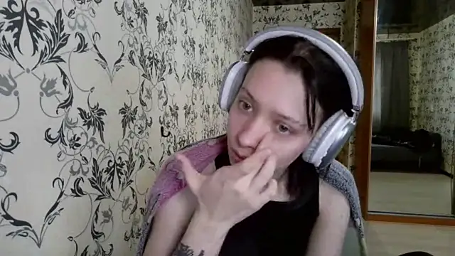 LxayBloom online show from April 3, 2026, 10:43 am