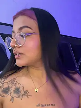 Snapshot of queen_of_you_heart chatting on March 4, 2026, 9:55 pm queen of you heart online show from March 4, 2026, 9:55 pm