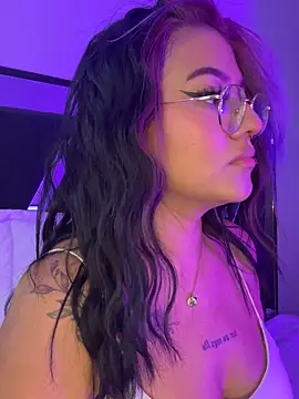 Snapshot of queen_of_you_heart chatting on March 3, 2026, 10:06 pm queen of you heart online show from March 3, 2026, 10:06 pm