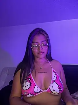 Snapshot of queen_of_you_heart chatting on April 2, 2026, 6:03 pm queen of you heart online show from April 2, 2026, 6:03 pm