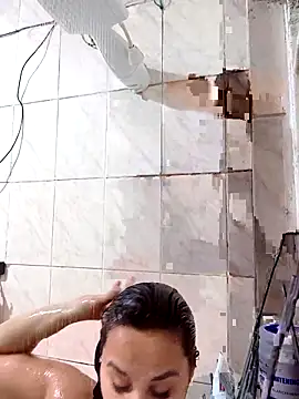 Larissinha015 online show from March 4, 2026, 11:45 pm