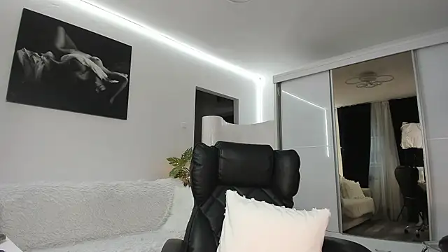 Ivy Bellee online show from April 2, 2026, 5:25 am