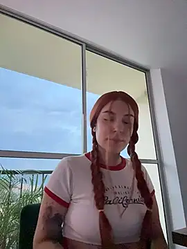 alesziarose  online show from February 5, 2026, 11:22 pm