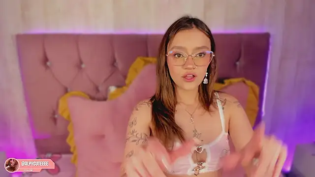 alyy cut3 online show from March 26, 2026, 9:02 pm