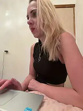 Snapshot of ElenaWhitmore chatting on July 4, 2026, 9:08 pm ElenaWhitmore online show from July 4, 2026, 9:08 pm