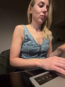 Snapshot of ElenaWhitmore chatting on June 7, 2026, 10:15 pm ElenaWhitmore online show from June 7, 2026, 10:15 pm