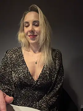 ElenaWhitmore online show from February 3, 2026, 10:04 pm