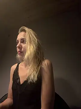 Snapshot of ElenaWhitmore chatting on June 9, 2026, 10:44 pm ElenaWhitmore online show from June 9, 2026, 10:44 pm