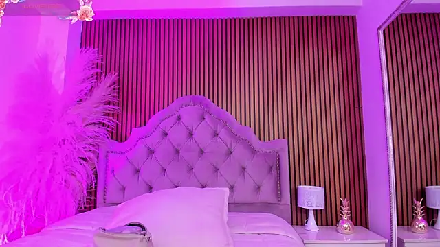 Violett hott  online show from March 16, 2026, 12:09 pm