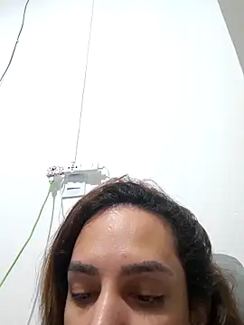 ofjuliaa online show from April 5, 2026, 4:52 am