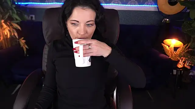 Dafni Monn online show from November 18, 2025, 6:28 am