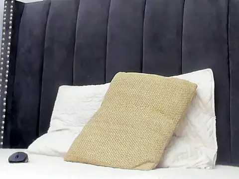 Anikka Albrite  online show from April 7, 2026, 1:35 pm