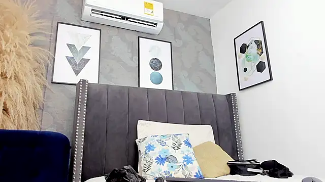 Anikka Albrite  online show from January 16, 2026, 1:26 pm