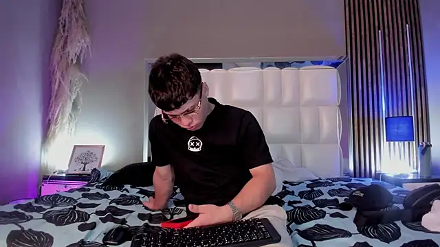 Roger And Ramona online show from April 19, 2026, 12:50 pm