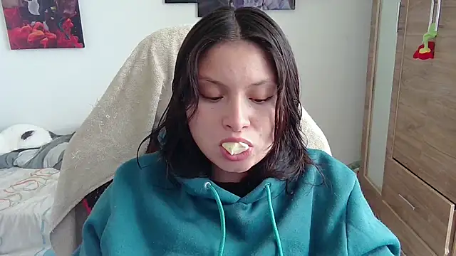 yessica gomez01 online show from May 18, 2026, 9:41 pm