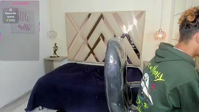 Anyelo Twink online show from April 8, 2026, 7:32 am