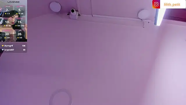 lilith petit  online show from April 18, 2026, 8:09 pm