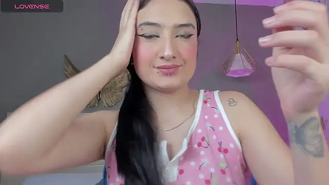 emma hiltonn  online show from April 21, 2026, 7:20 pm