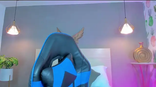 emma hiltonn  online show from April 10, 2026, 2:29 am